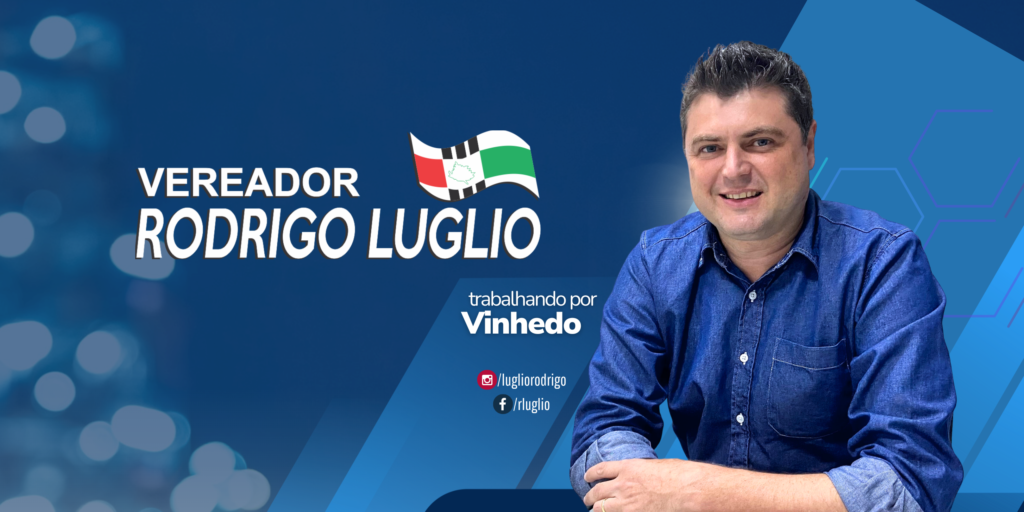 Imagem com fundo azul, tendo à direita imagemdo vereador Rodrigo Luglio e, à esquerda, a logomarca usada pelo parlamentar